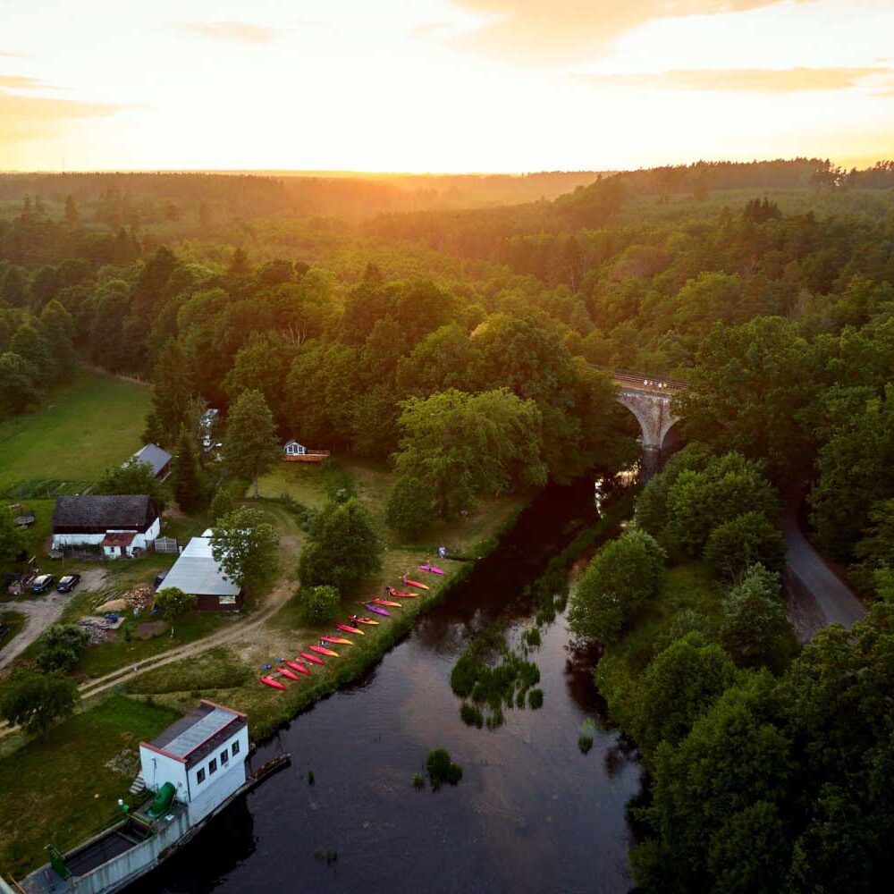 pole biwakowe nad rzeką Łupawą kajaker