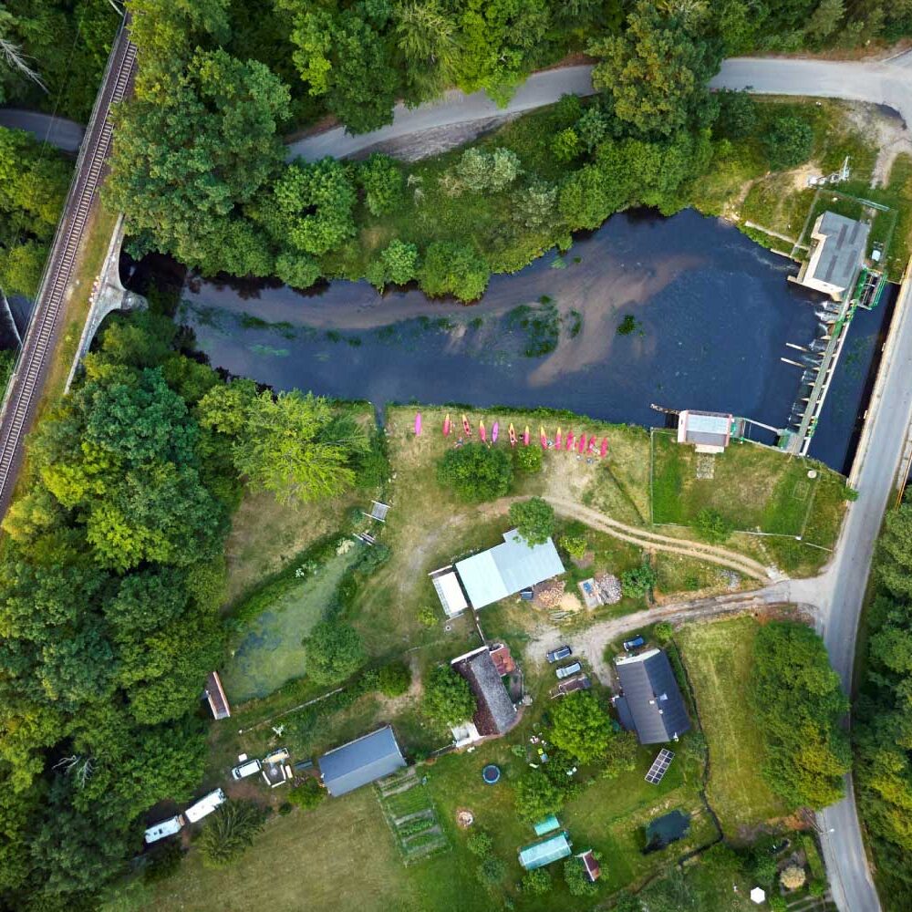 pole biwakowe nad rzeką Łupawą kajaker